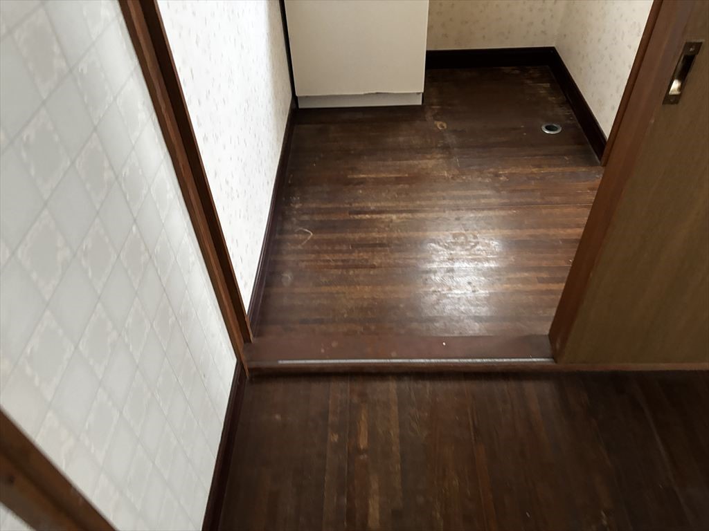 【脱衣所】落ち着いた木目調の床が心地よい、窓付きで換気良好です♪※2026年1月撮影