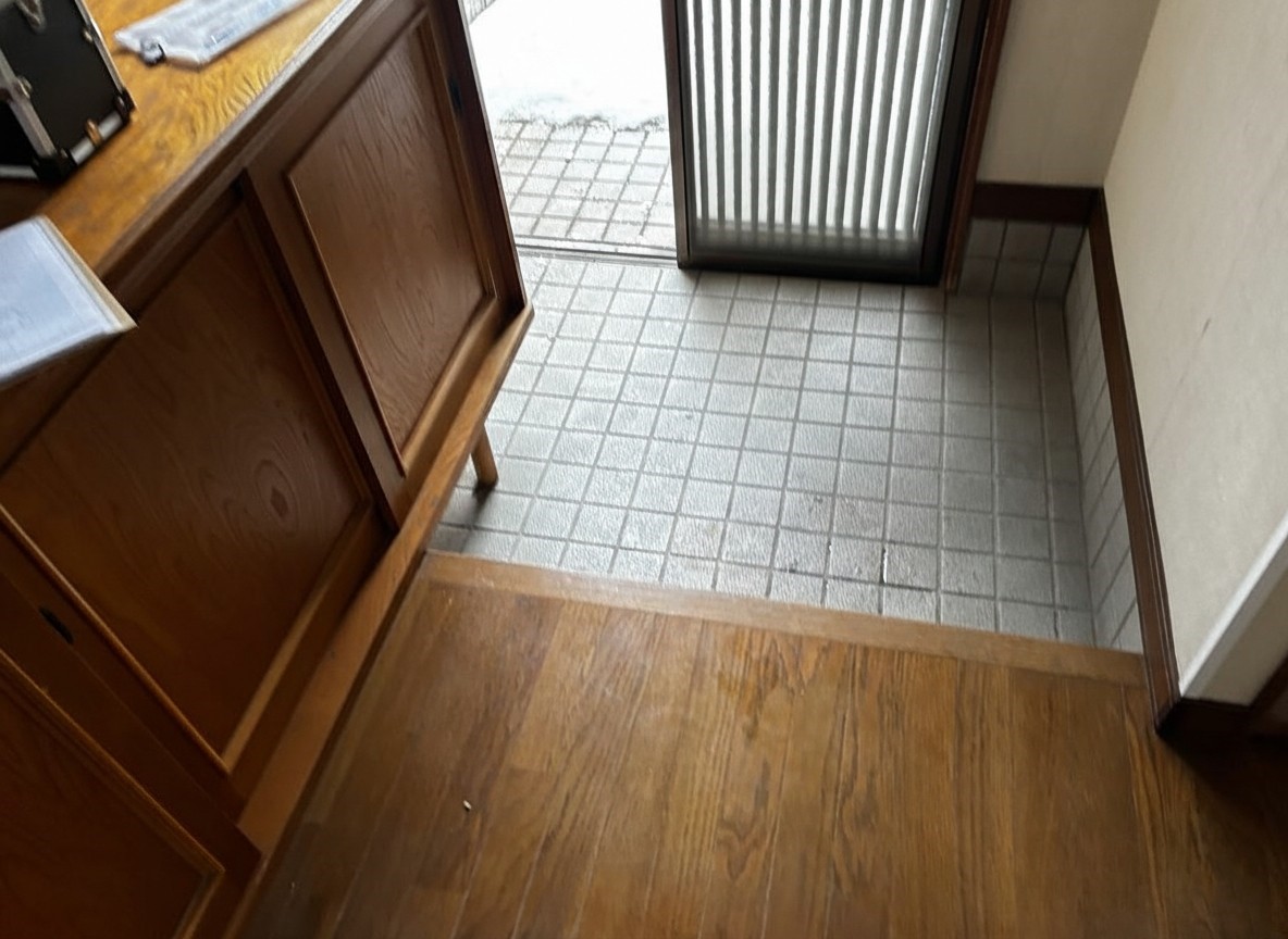 【玄関】木のぬくもり溢れる下駄箱付き。玄関周りをすっきり保てます♪※2026年2月撮影