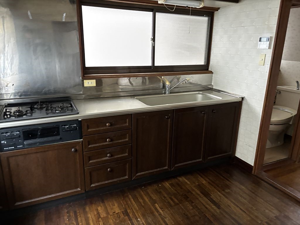 【キッチン】シックな木目調と広いシンクが、日々の料理を楽しく快適に♪※2026年1月撮影