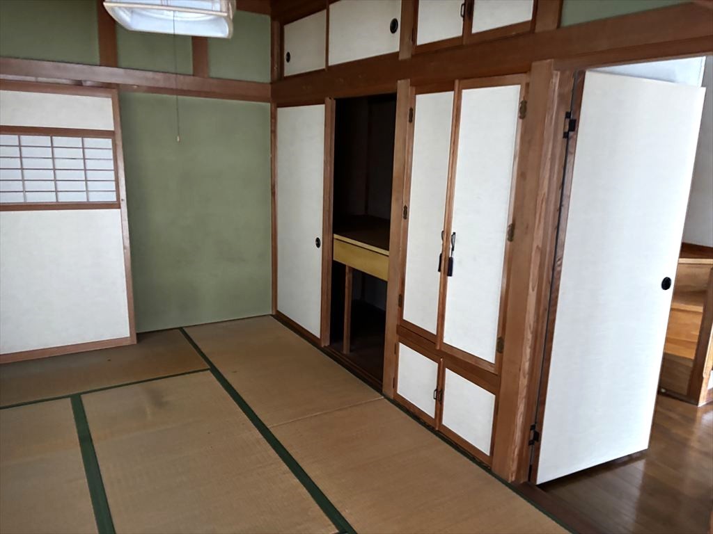 【5帖和室】落ち着いた緑の壁と畳が心地よい、収納豊富な安らぎの和室♪※2026年1月撮影