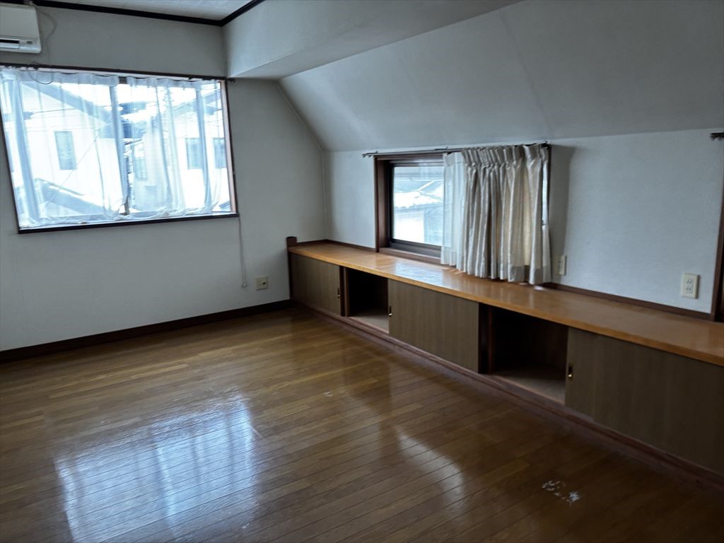 【10.7帖洋室】二面採光で明るく開放的。壁収納が便利な広々10.7帖洋室※2026年1月撮影