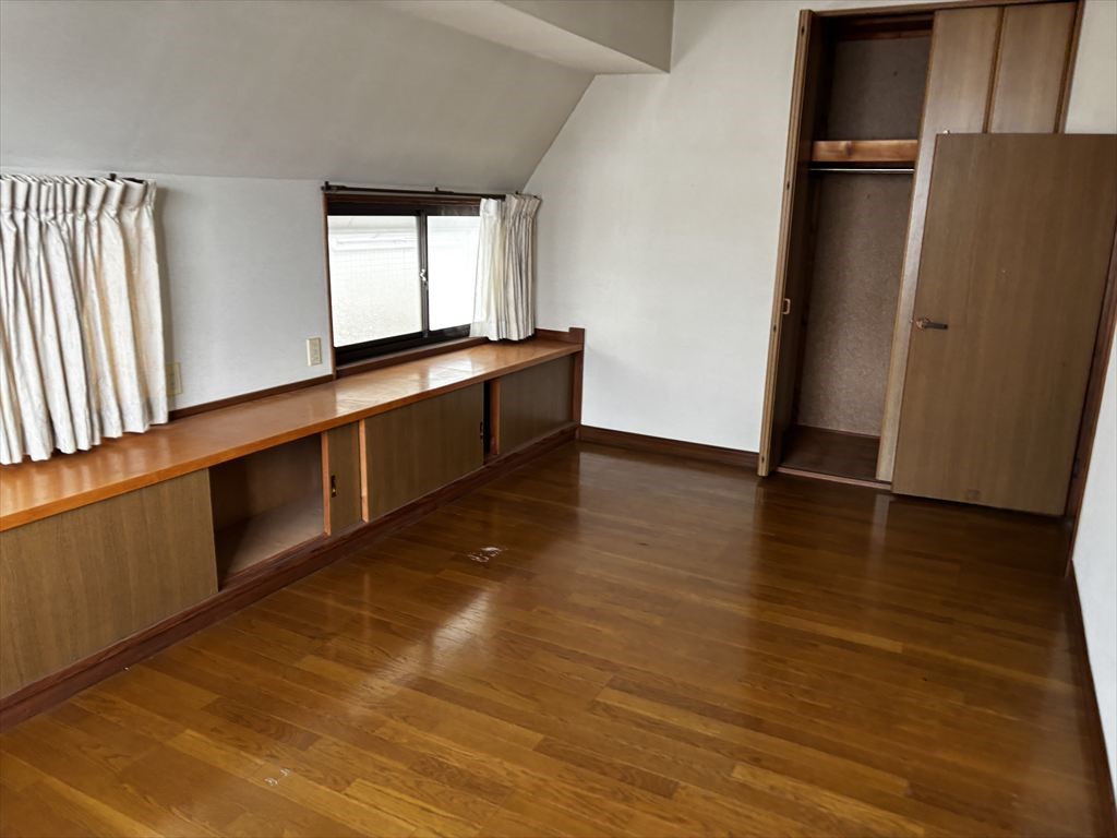 【10.7帖洋室】木のぬくもりを感じるフローリングで掃除もしやすい♪※2026年1月撮影