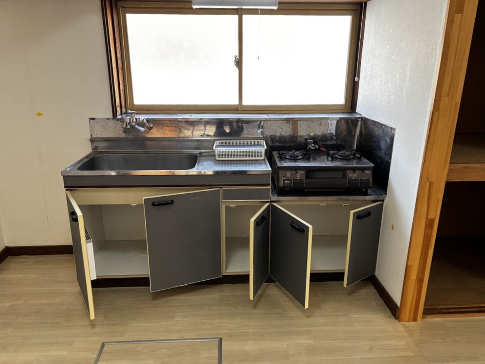 ◆キッチン｜目の前に窓があるので換気もらくらく♪（2026年2月撮影）