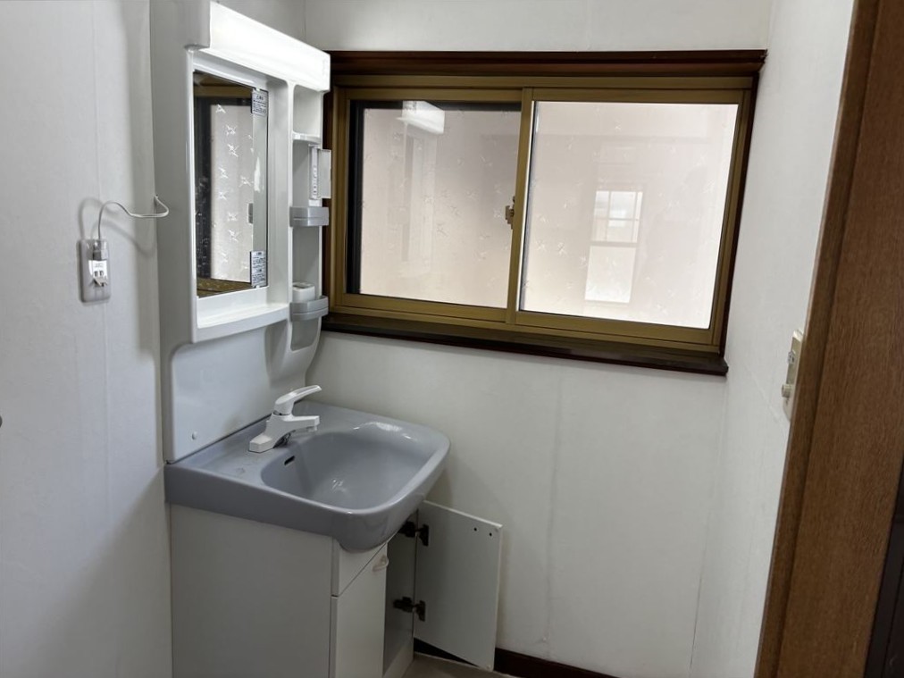 ◆洗面脱衣所｜湿気がこもりがちな洗面室も、窓を開ければ一気に空気の入れ替えが可能！（2026年2月撮影）