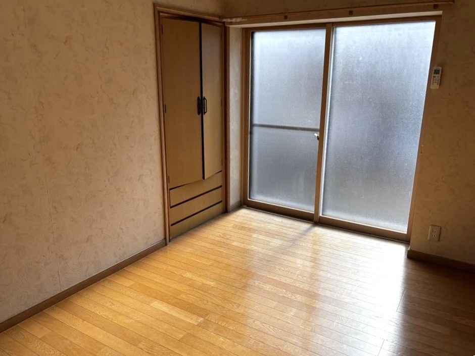 【洋室】木のぬくもりを感じるフローリングで掃除もしやすい♪（2026年2月撮影）