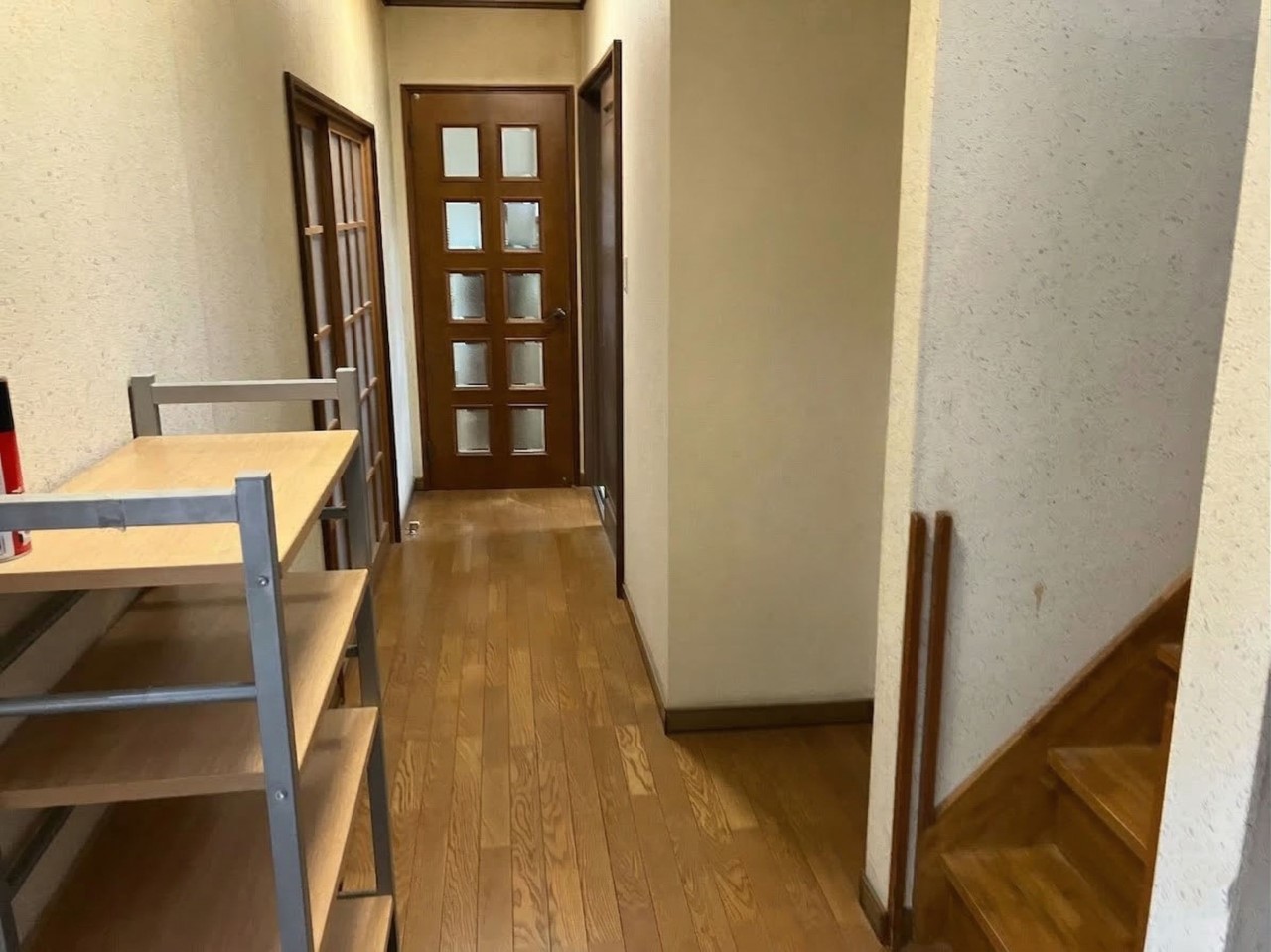 【リフォーム前：廊下】木の温もりに包まれる、明るく開放感のある玄関ホールです。※2026年3月撮影