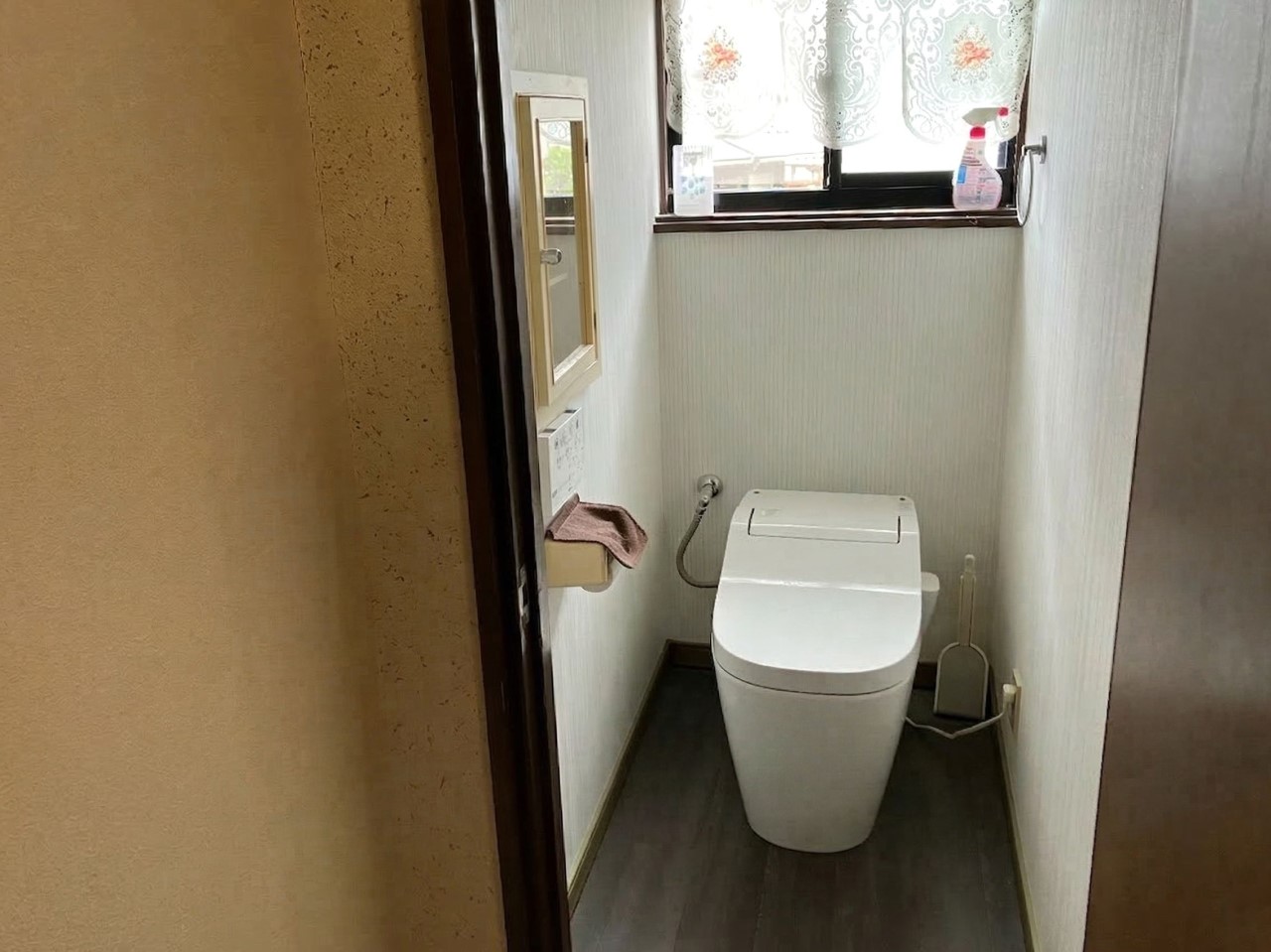 【リフォーム前：トイレ】窓付きで換気もスムーズなトイレ♪※2025年11月撮影