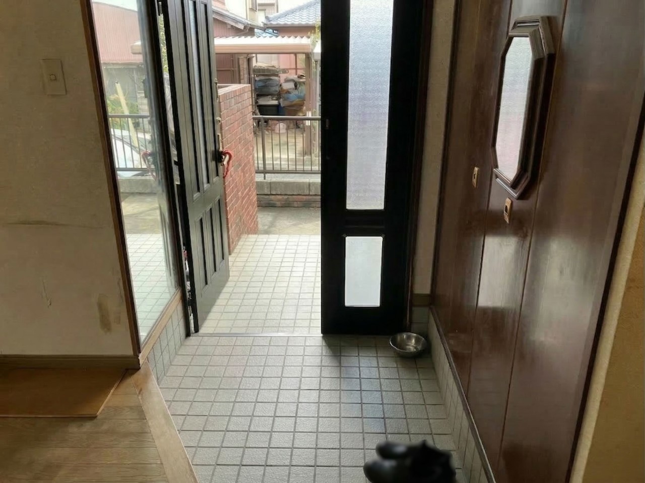 【リフォーム前：玄関】大人2人でも狭くない広さの玄関です♪※2026年3月撮影