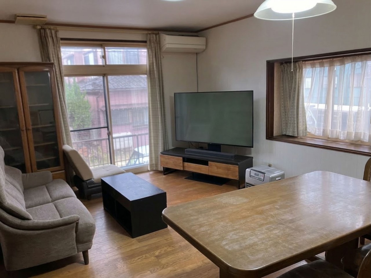 【リフォーム前：リビング】たくさんの窓でお部屋を明るく、暖かな雰囲気にしてくれます♪※2026年3月撮影