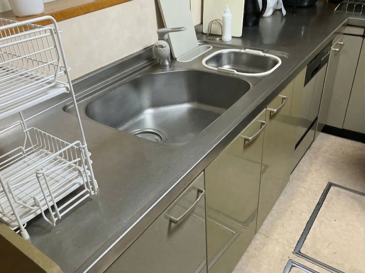 【リフォーム前：キッチン】ステンレス天板から新しいキッチンにリフォーム予定♪※2026年3月撮影