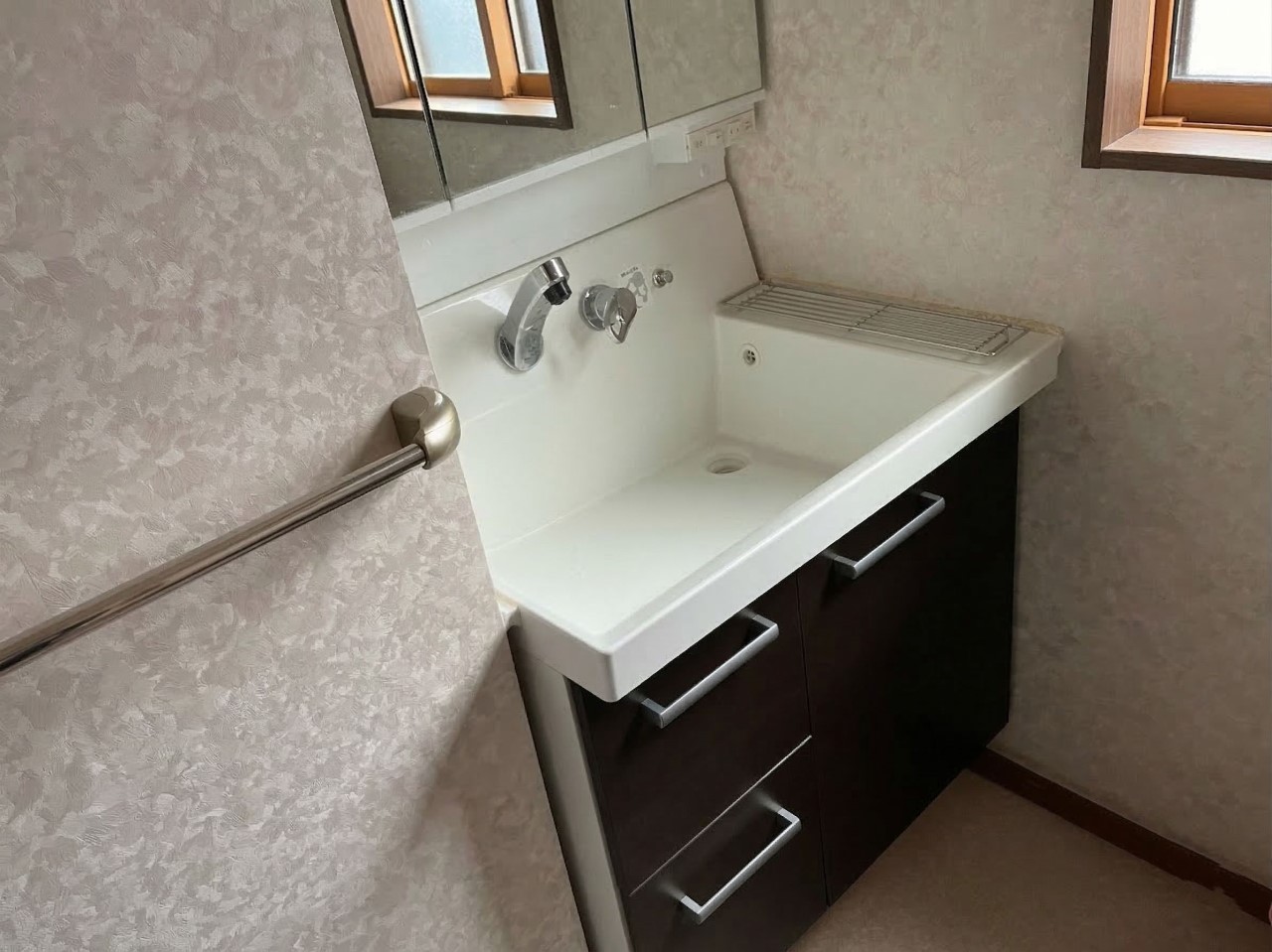 【リフォーム前：洗面所】窓付き洗面所で湿気がこもらず、毎日清潔な空間を保ちます♪※2026年3月撮影