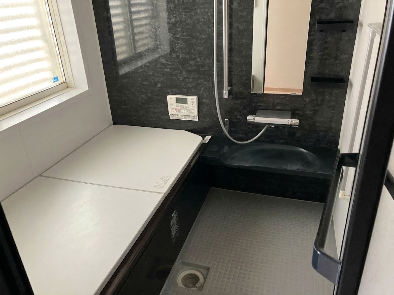 【リフォーム前：浴室】窓付きお風呂で湿気を逃がして毎日清潔に♪  ※2026年3月撮影