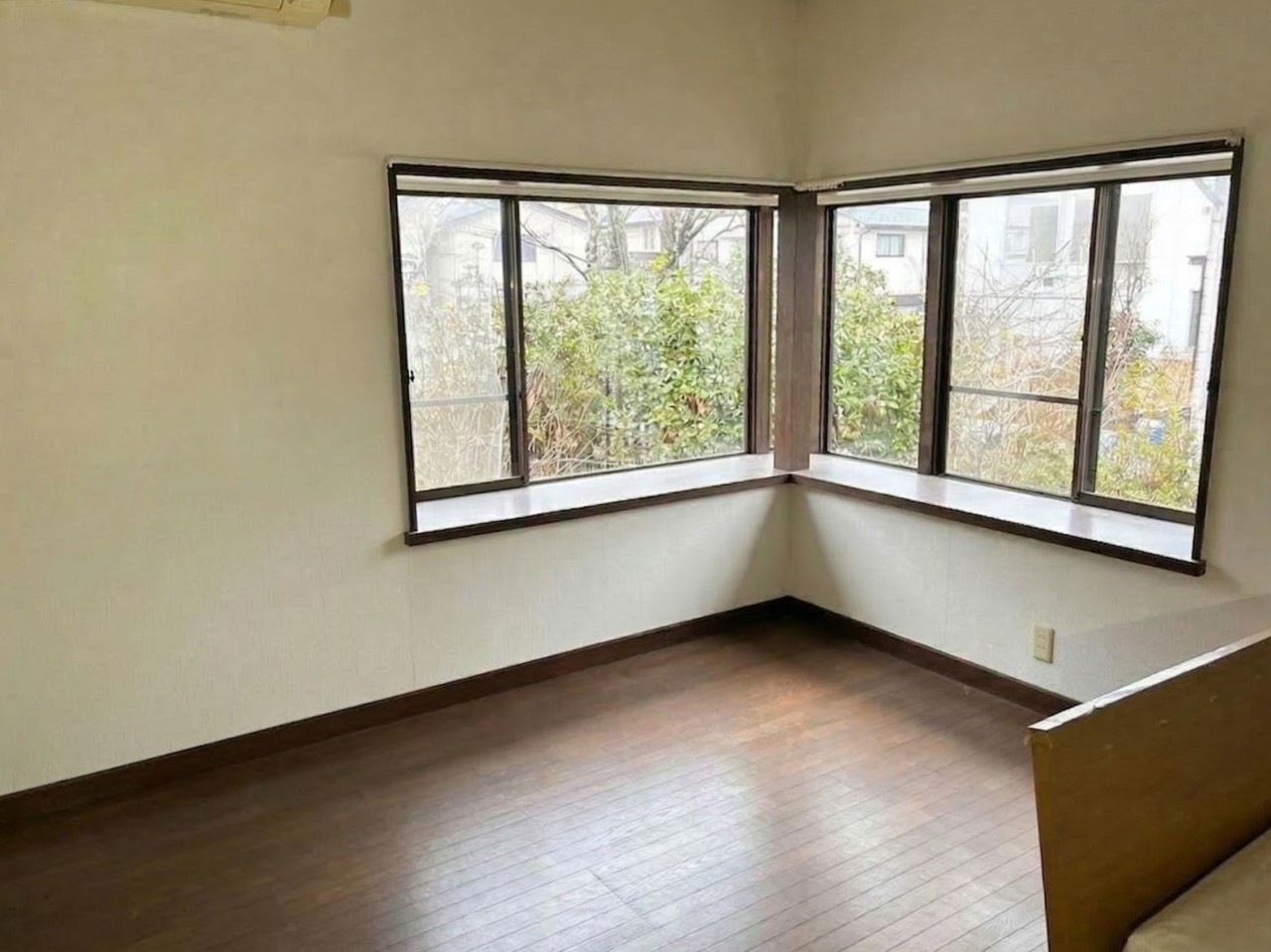 【9.5帖洋室】出窓が彩る南向きの洋室。趣味や飾り棚としても使い道広がります♪※2026年3月撮影