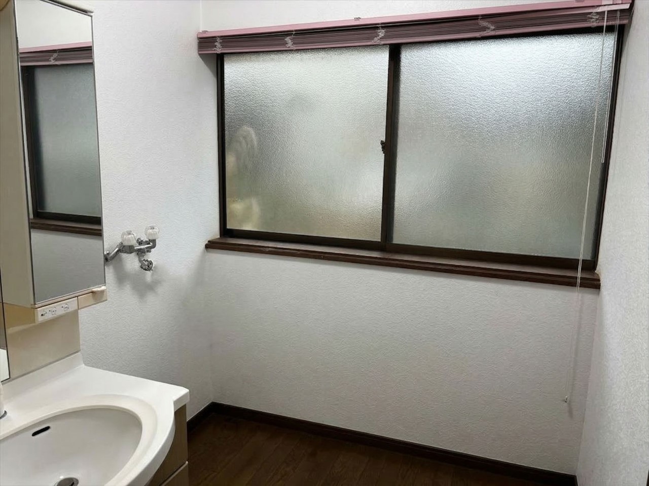 【1F脱衣所】窓付き洗面所で湿気がこもらず、毎日清潔な空間を保ちます♪※2026年3月撮影