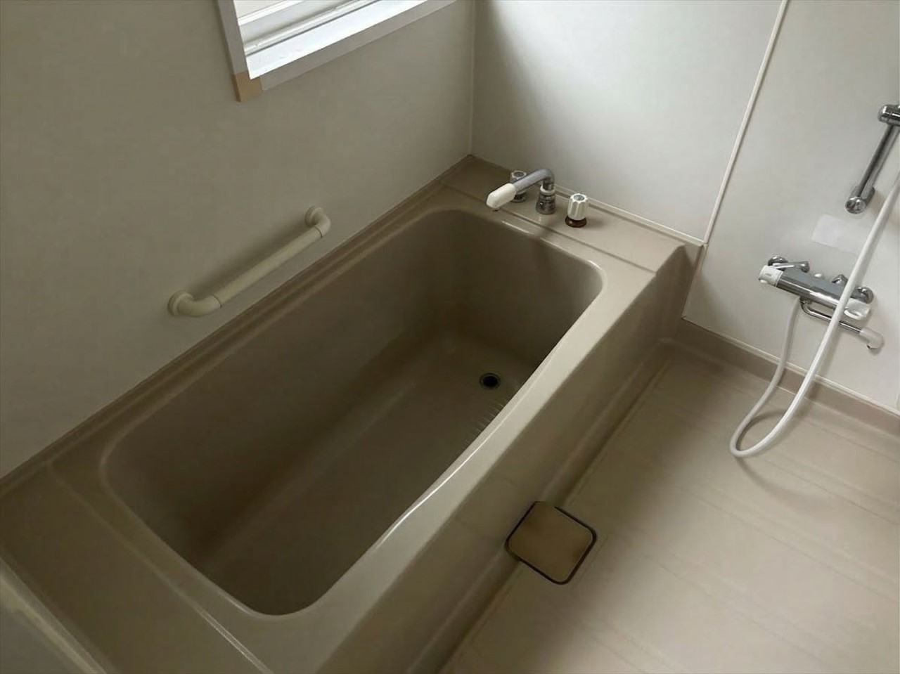 【浴室】窓がついていてすぐに換気ができるのでカビができにくくなります♪※2026年3月撮影