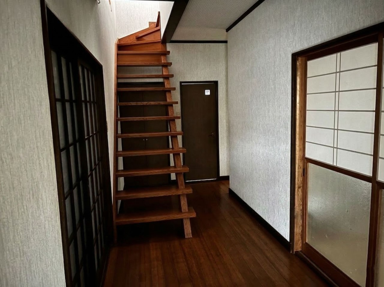 【階段】圧迫感のない軽やかなデザイン階段です♪※2026年3月撮影