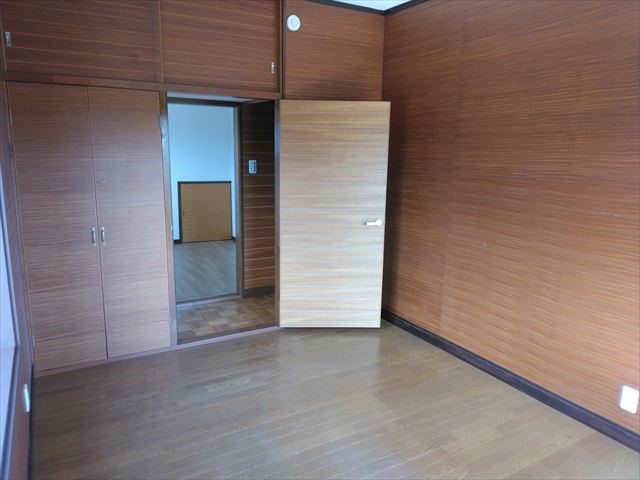 【2階洋室】収納付きで広く使える♪※リフォーム後写真