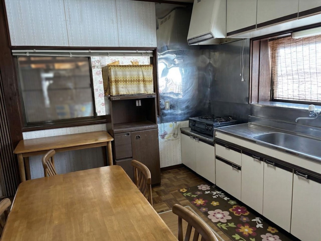 【キッチン】目の前に窓があるので手元を明るく、換気もすぐにできるキッチン♪※2026年3月撮影