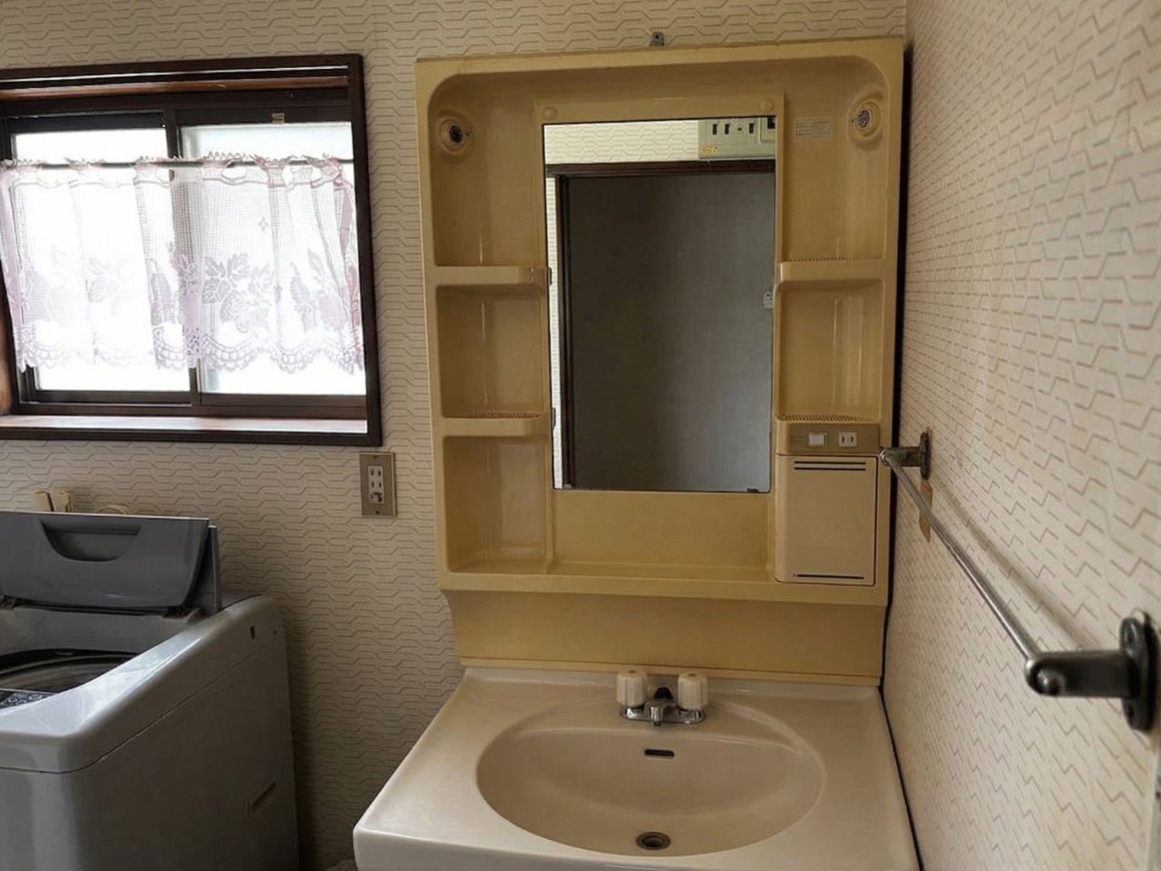 【洗面所】窓付き洗面所で湿気がこもらず、毎日清潔な空間を保ちます♪※2026年3月撮影