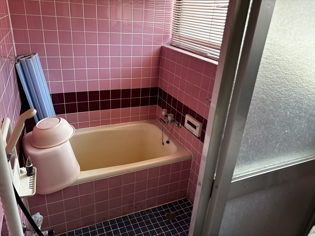 【浴室】窓付きで換気もスムーズなタイル貼りのバスルームです♪※2026年3月撮影