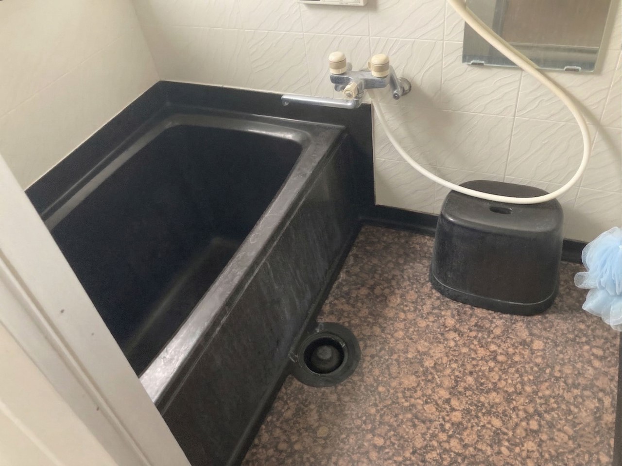 【浴室】黒の浴槽が映えるモダンな浴室。石目調の床で贅沢なバスタイム♪※2026年3月撮影