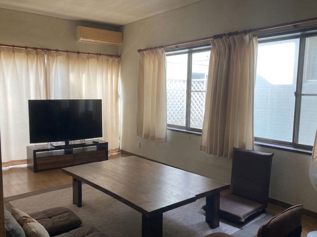 【リビング】南と西側の窓から自然光が差し込み、暖かな雰囲気にしてくれます♪※2026年3月撮影