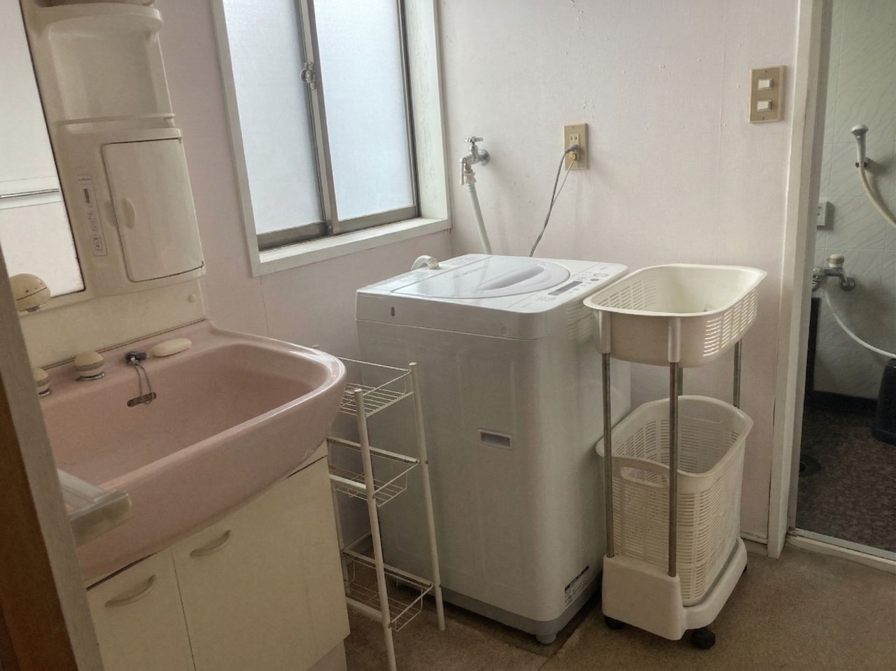 【洗面所】窓付き洗面所で湿気がこもらず、毎日清潔な空間を保ちます♪※2026年3月撮影