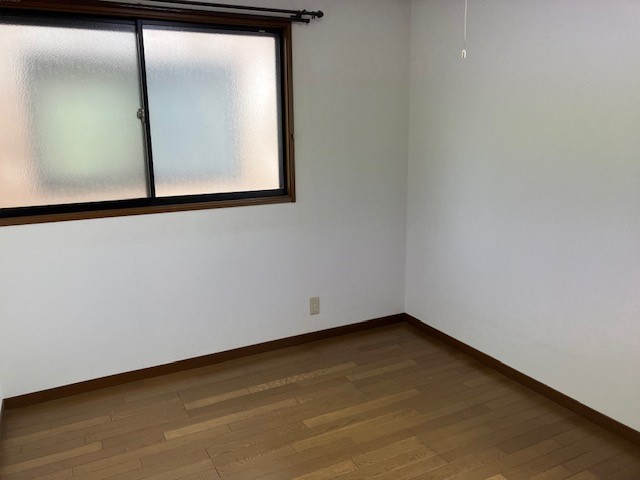 【洋室】寝室はもちろん、書斎やワークスペースとしても活用できる多用途な洋室です♪※2026年3月撮影