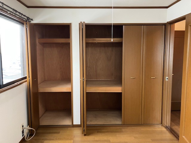 【洋室】すっきり片付く暮らし。大容量収納で部屋を広く活用できます♪※2026年3月撮影