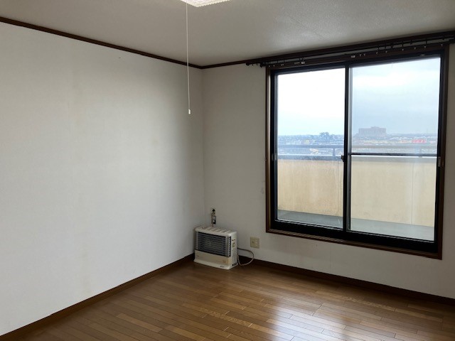 【洋室】バルコニー付き洋室。心地よい風と光が抜ける開放空間♪※2026年3月撮影