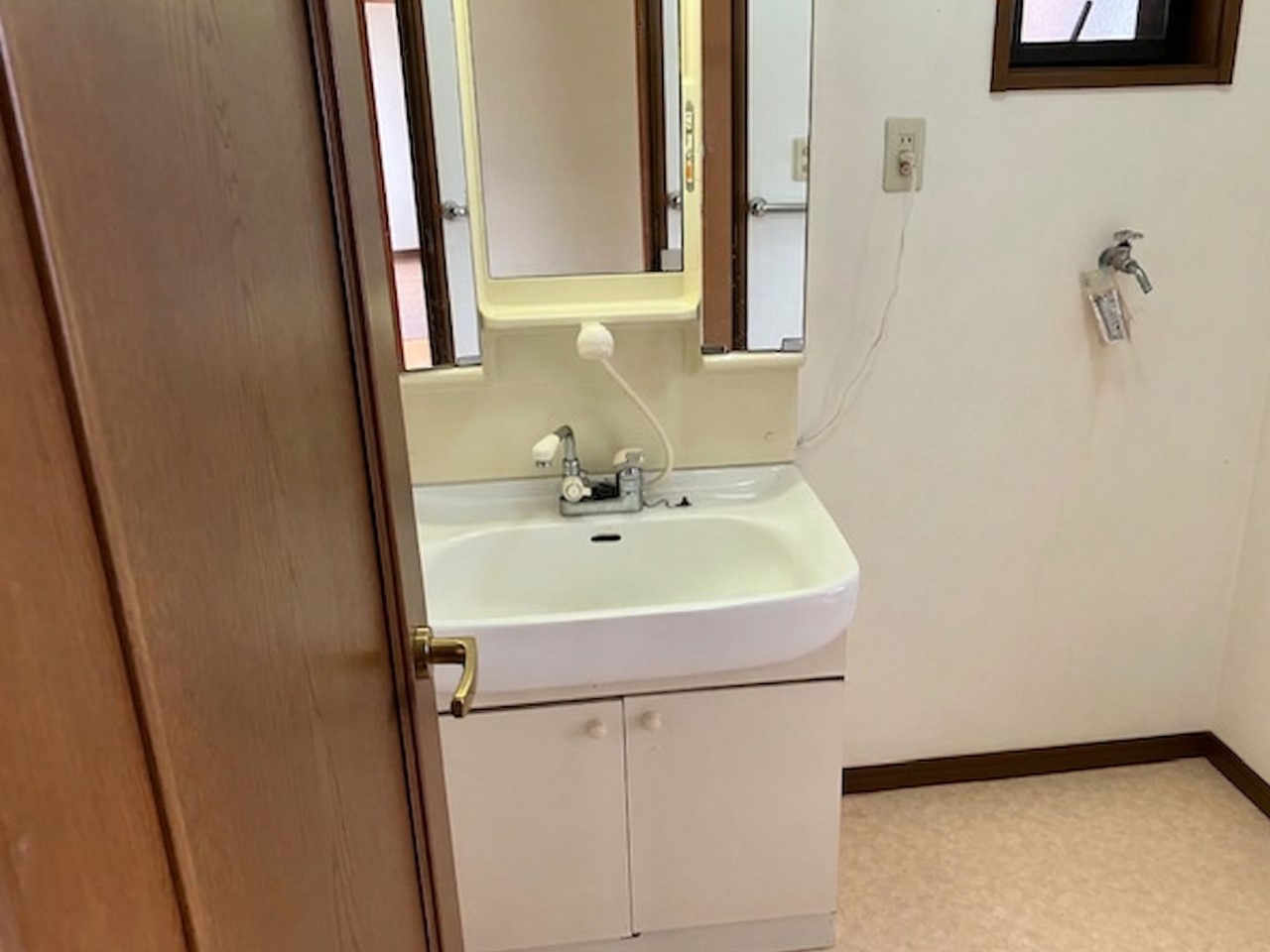 【洗面所】新しい洗面台を設置♪窓も近く換気しやすいので清潔さ続く♪※2026年3月撮影
