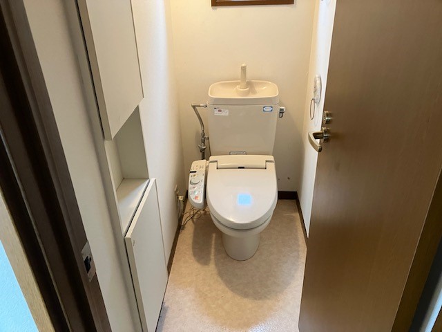 【トイレ】窓付きで換気もスムーズなトイレ。収納もありペーパーのストックも可能♪※2026年3月撮影