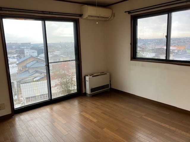 【リビング】日当たり良くダイニングを暖かな雰囲気にしてくれます♪※2026年3月撮影