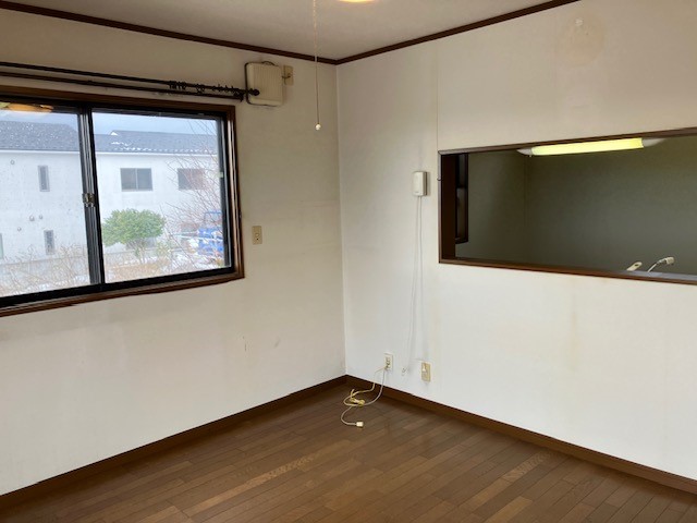 【リビング】対面キッチンで料理中でもリビングの様子を見守れます♪※2026年3月撮影