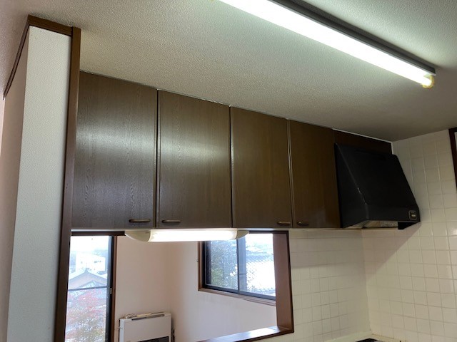 【キッチン】吊戸付きで調理道具や材料のストックなどもたっぷり収納できます♪※2026年3月撮影