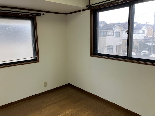 【洋室】自然光差し込む２面窓のお部屋で照明を使わなくても明るい♪※2026年3月撮影