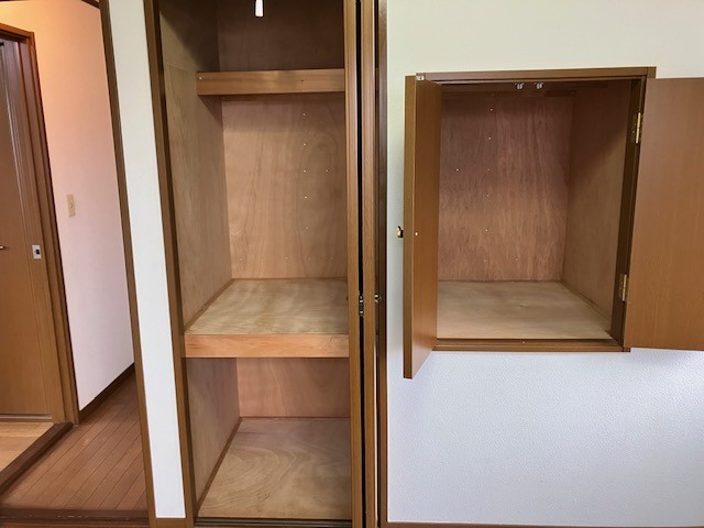 【洋室】コンパクトな収納付き！お気に入りの本や小物を飾るのもいいですね♪※2026年3月撮影