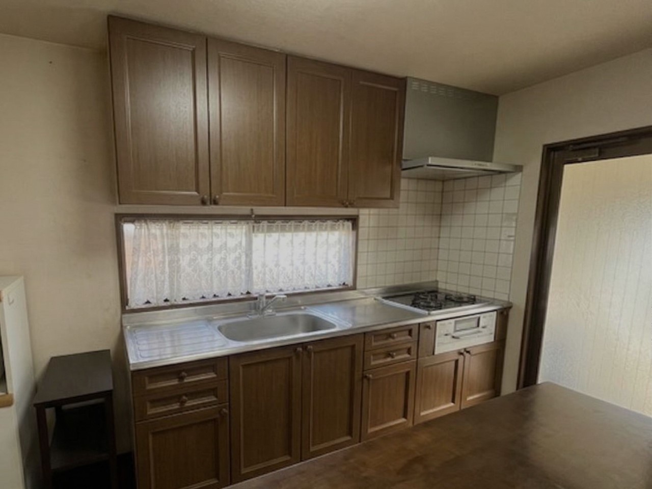 【キッチン】目の前に窓があるので手元を明るく、換気もすぐにできるキッチン♪※2026年3月撮影