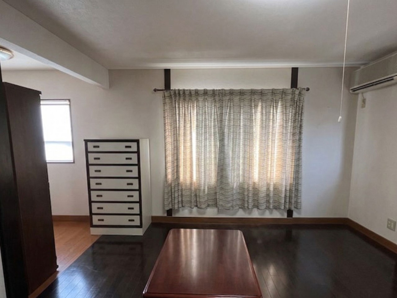 【12帖洋室】南、西側の２面窓のお部屋で照明を使わなくても明るい♪※2026年3月撮影