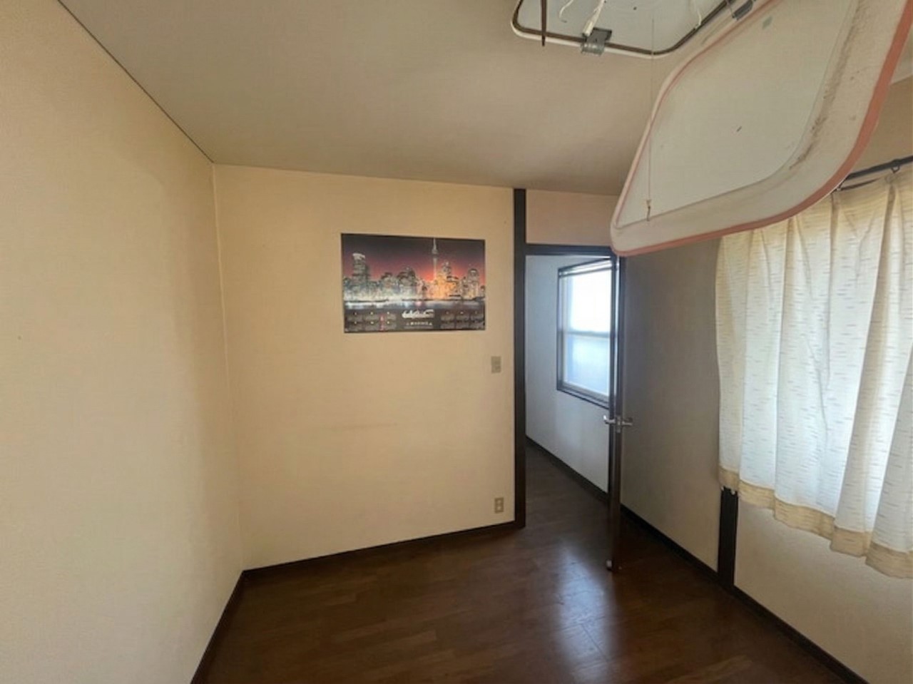 【北側6帖洋室】寝室や書斎、ワークスペースとしても活用できる多用途な洋室です♪※2026年3月撮影