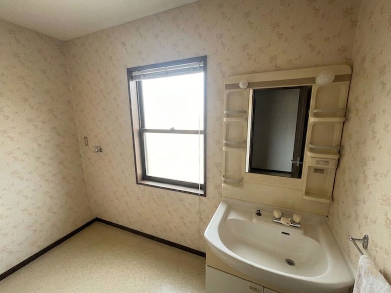 【洗面所】窓付き洗面所で湿気がこもらず、毎日清潔な空間を保ちます♪※2026年3月撮影