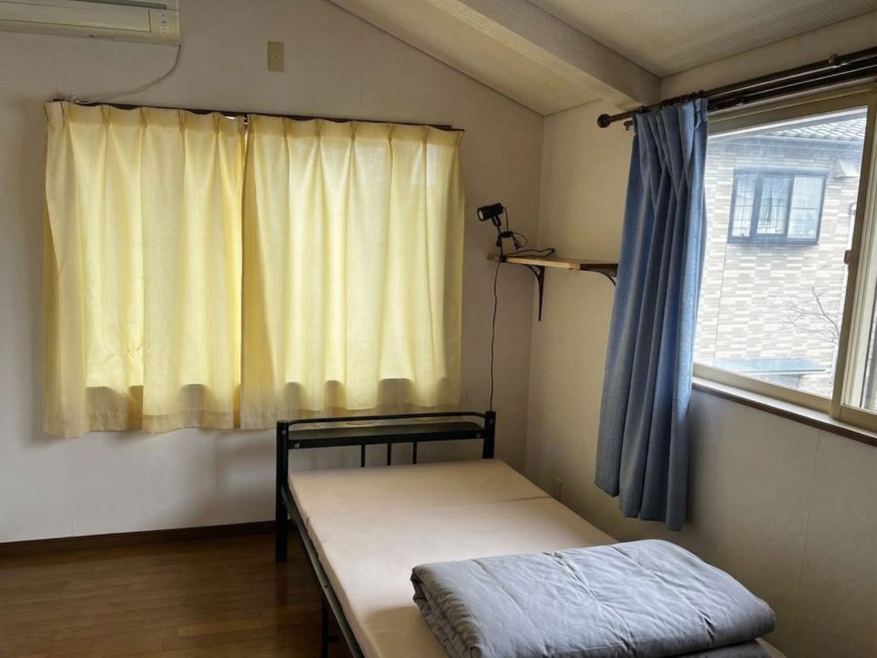 【2F洋室】2面採光の洋室は寝室や書斎、ワークスペースとしても活用できます♪※2026年4月撮影