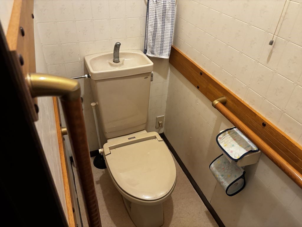 【トイレ】手すり付きで家族みんな安心のトイレ♪※2026年4月撮影