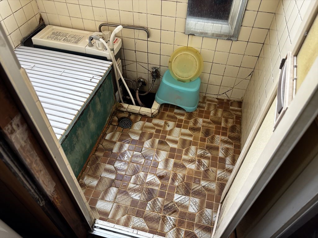 ◆浴室｜タイル張りの浴室は、現代的なデザインへの変更も視野に入れられる構造です