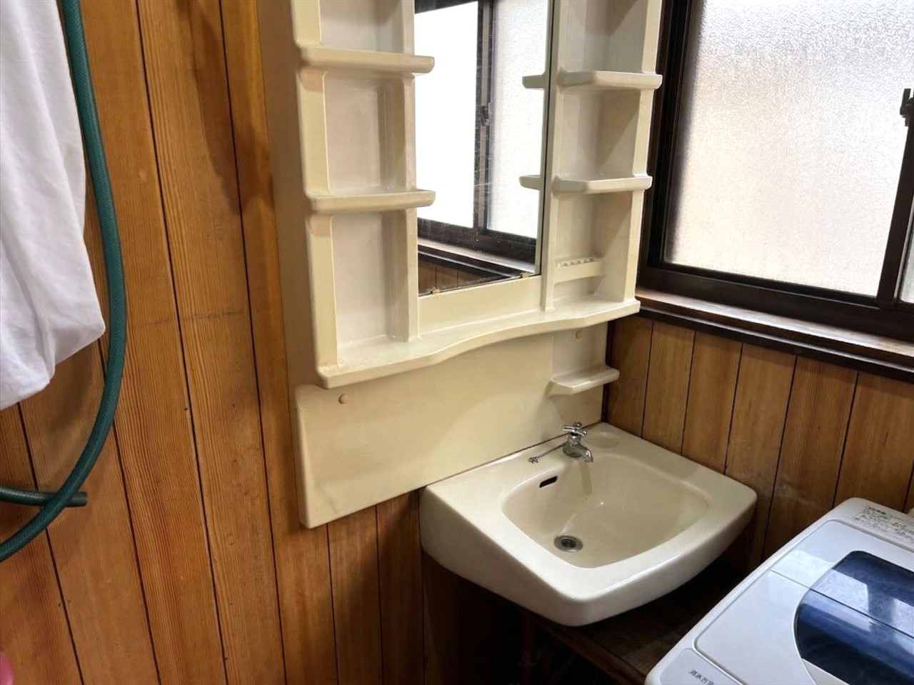 ◆洗面室｜湿気がこもりがちな洗面室も、窓を開ければ一気に空気の入れ替えが可能！