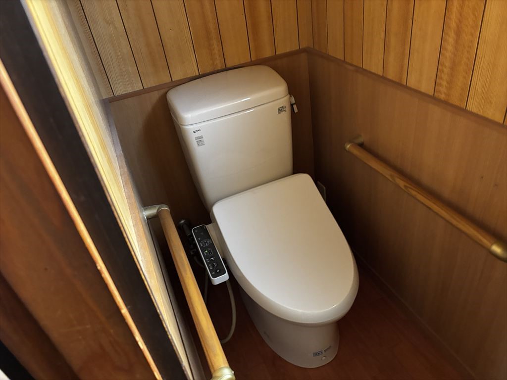 ◆トイレ｜窓のある明るいトイレ