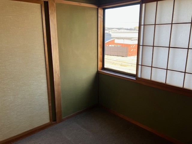 ◆和室｜押し入れが備わった和室で、収納スペースも確保。日常使いはもちろん、来客時や寝室としても使いやすい一部屋です。