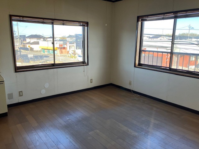 ◆洋室｜2方向に窓があり、自然光がたっぷり入る明るい室内