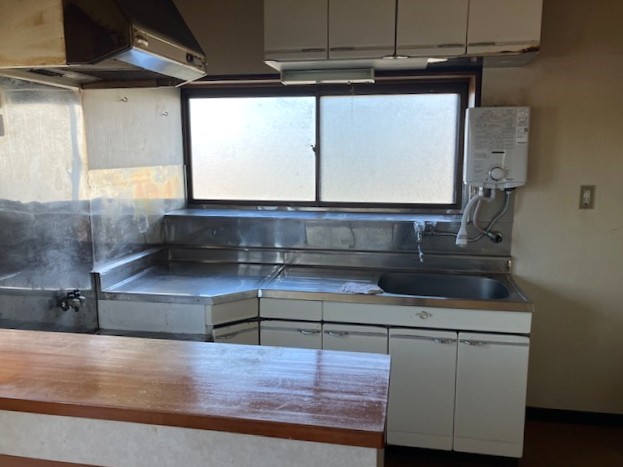 ◆ダイニングキッチン｜「キッチンの生活感を隠したい」という方に選ばれている独立タイプ！  シンクの中や調理家電がリビングから直接見えないため、急な来客時も慌てる必要がありません♪