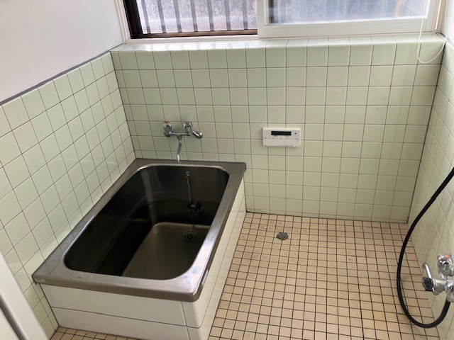 ◆浴室｜タイル張りの浴室は、現代的なデザインへの変更も視野に入れられる構造です